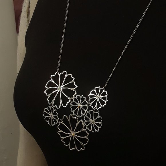 NWOT Cute Nice Ladies Long Daisy Necklace - Picture 3 of 4